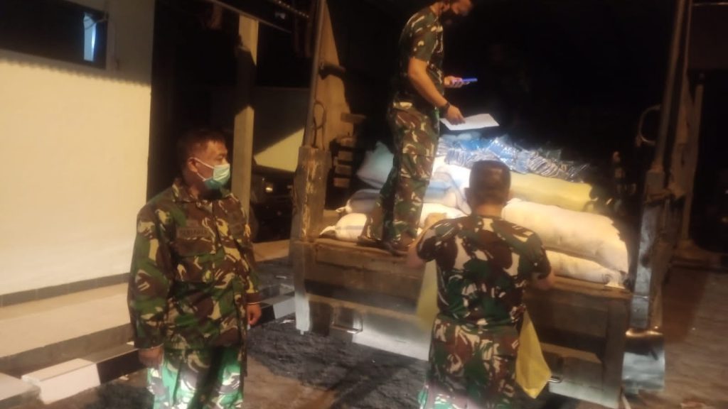 Ratusan Paket Beras dan Ribuan Masker Bantuan Kodam Disalurkan ke Koramil