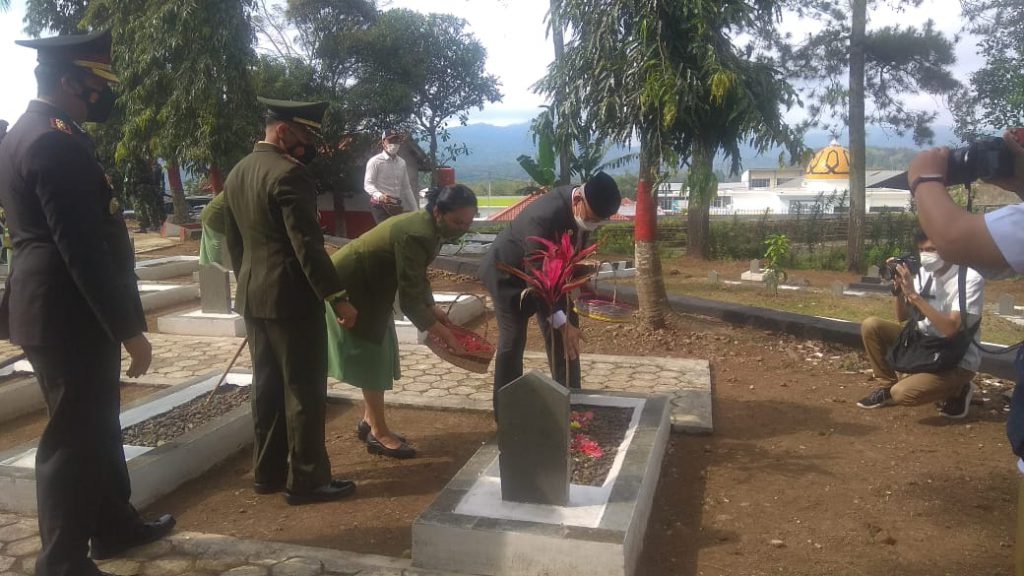 Ziarah dan Tabur Bunga di TMP Haur Duni