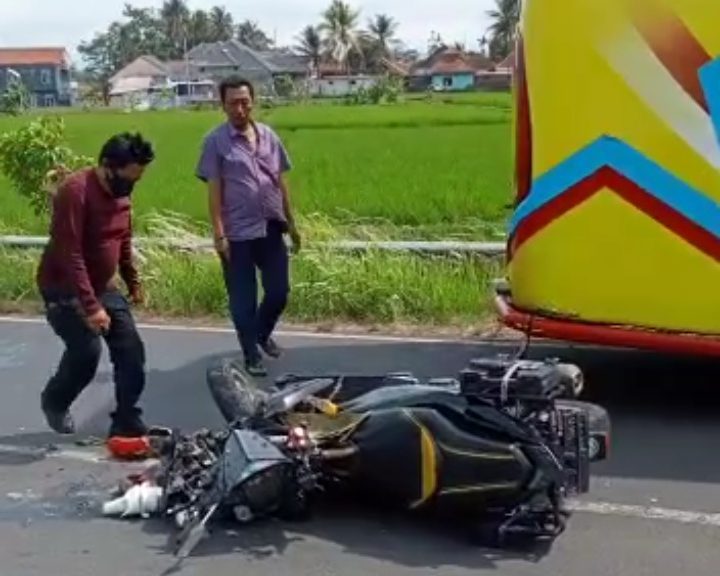 Tabrakan Dengan Bus, Motor Rusak, Pengendara dilarikan ke RS