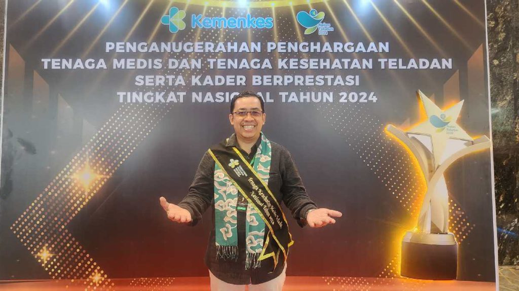 Mengabdi 24 Tahun di Klinik Pesantren, Mustopa Raih Penghargaan Tenaga Kesehatan Teladan Nasional