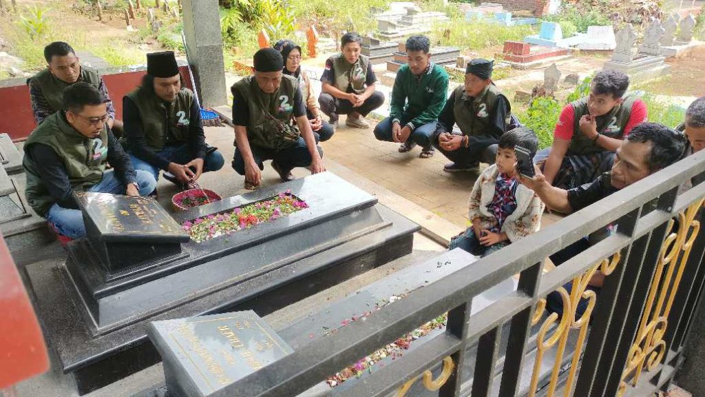 Makam Alm Aang, Almh Utje dan Alm Acep Diziarahi di Momen Hari Pahlawan