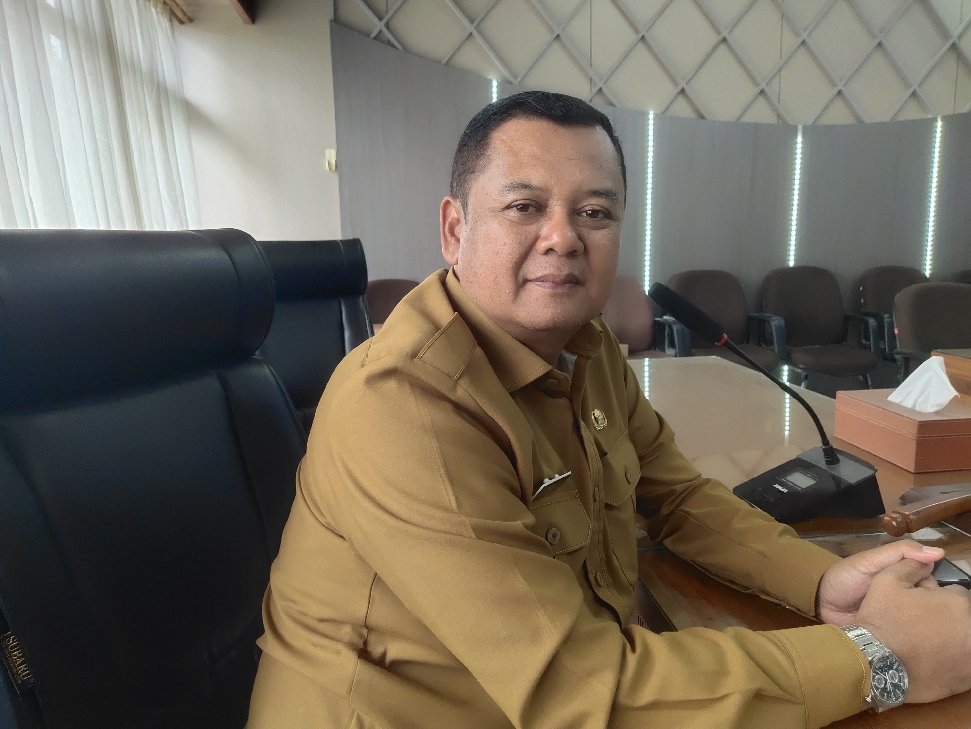 Sekretaris DPRD Kuningan, Dr H Deni Hamdani usai menerima kunker DPRD Brebes dan Tasikmalaya di Ruang Banggar, Selasa (12/8/2025). (foto : deden rijalul umam)